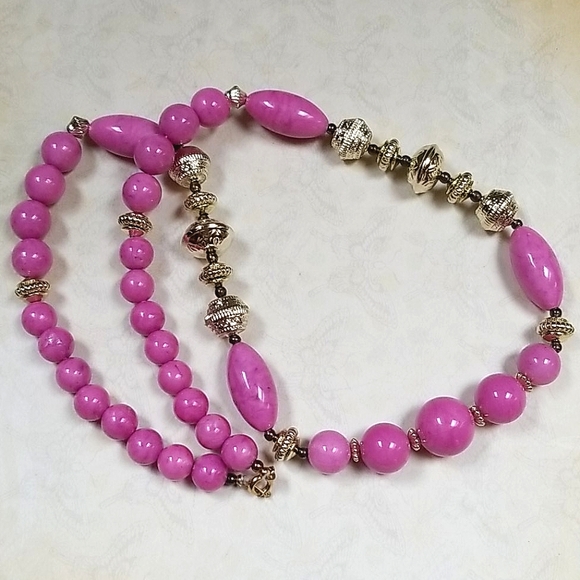 Vintage 1960s Mid Century Lilac Acrylic Beaded Gold Tone Necklace - Picture 6 of 10